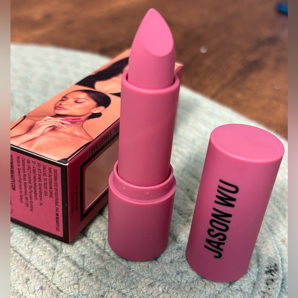 Excellent quality Multistik Hot Fluff. A new age matte weightless makeup product